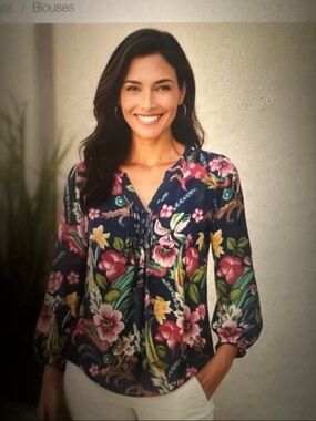 Women’s Sort Surroundings Floral Navy V-Neck Peasant Blouse, size Large